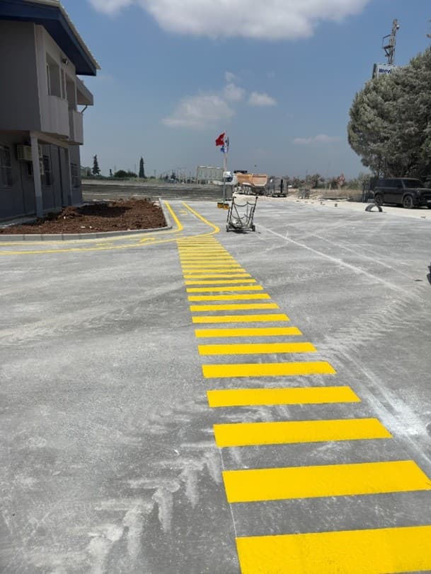 Medcem Beton Santrali İş Güvenlik Çizgileri ve Yaya Geçidi - Mersin | Akyüz Trafik Profesyonel Yol Çizgi Projesi