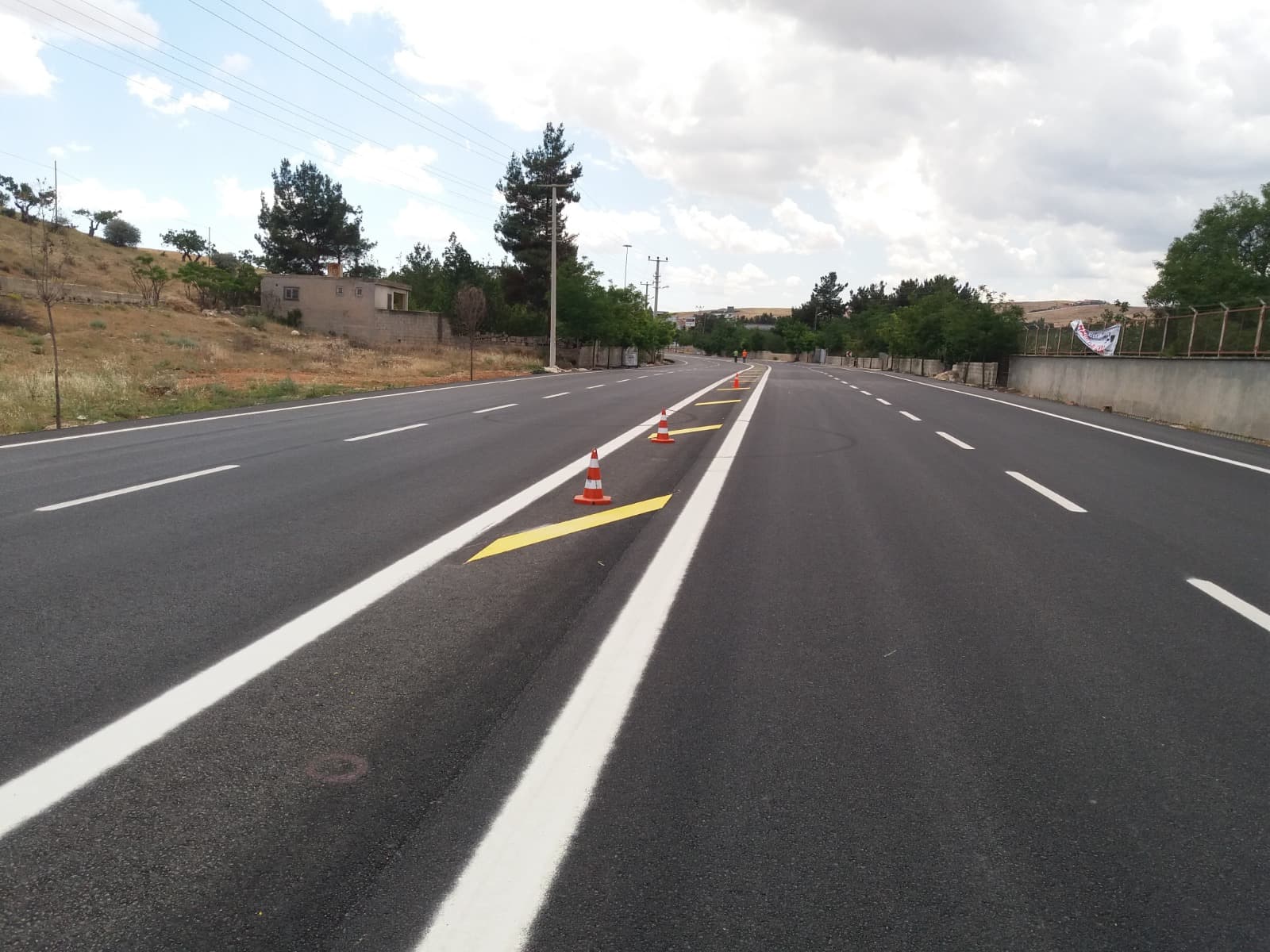 Profesyonel Yol Çizgileriyle - Anayollardan otoparklara kadar, her zemine uygun dayanıklı çizgi çözümleri sunuyoruz. | Akyüz Trafik Profesyonel Yol Çizgi Hizmetleri