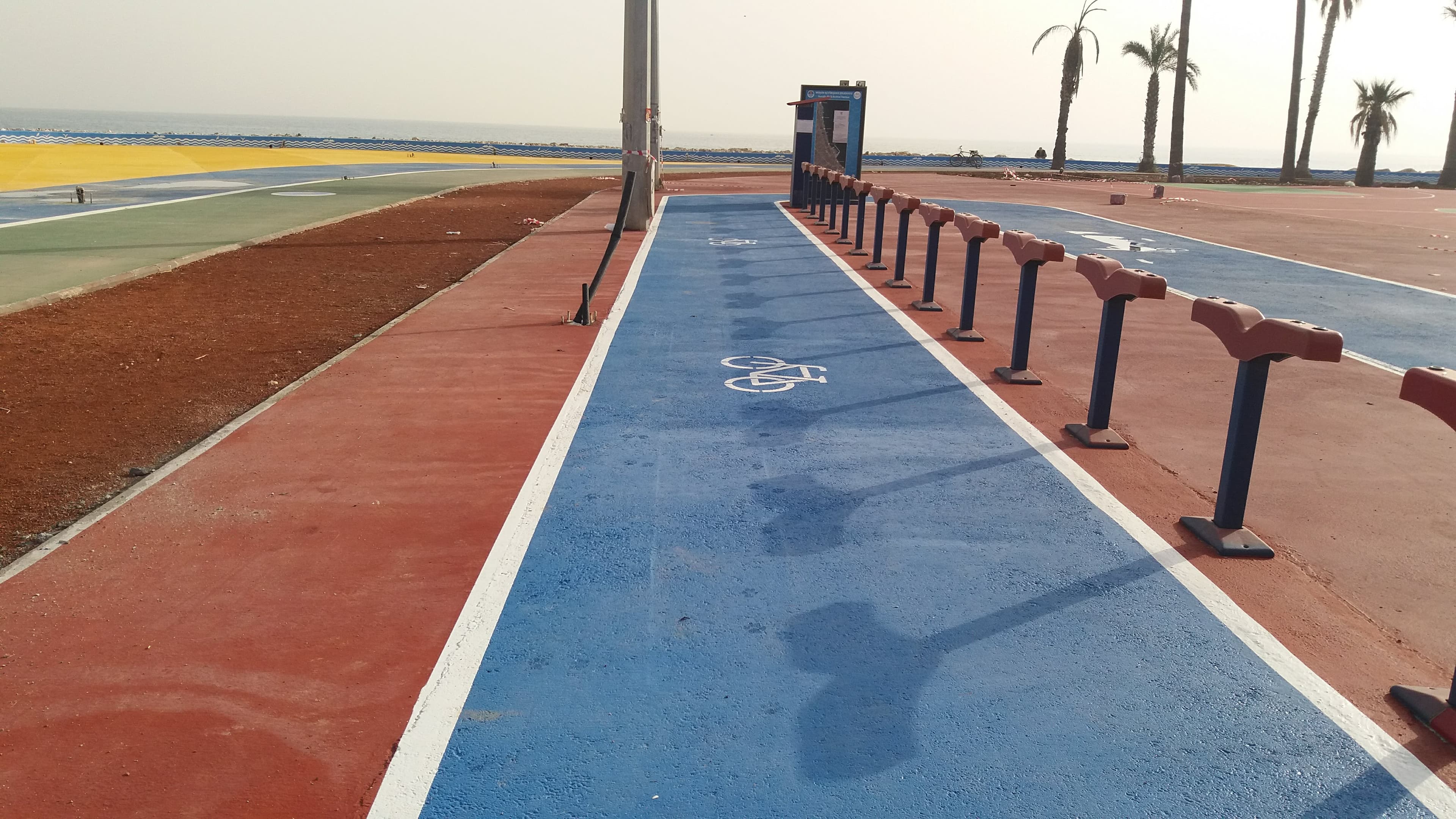 Anayollar ve Bisiklet Yollarında Kalıcı Çözümler - Termoplastik veya soğuk boya uygulamalarıyla uzun ömürlü, yüksek görünürlüklü çizgiler. | Akyüz Trafik Profesyonel Yol Çizgi Hizmetleri