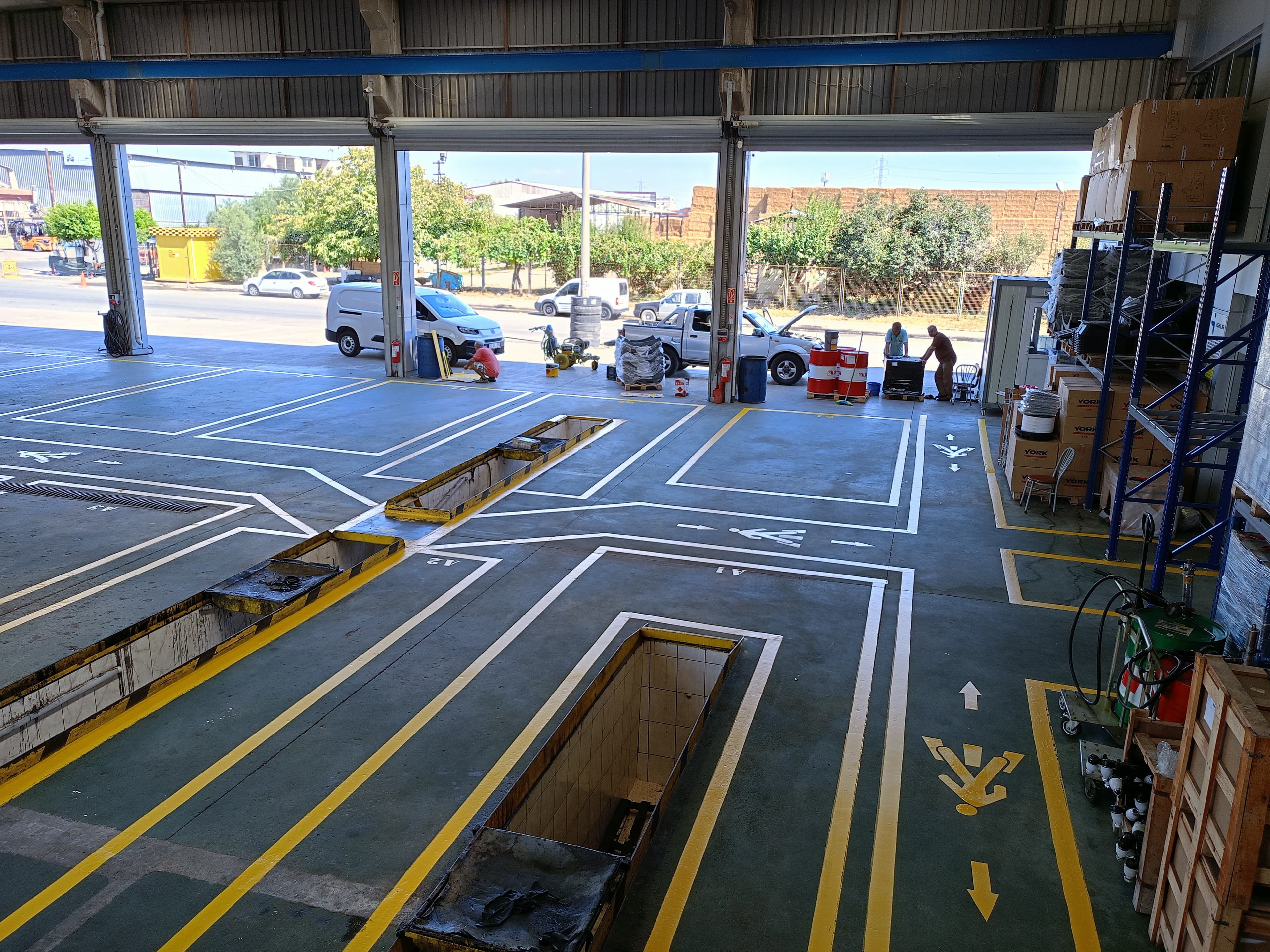 İş Güvenliği ve Kaliteden Taviz Vermiyoruz - İş güvenliği standartlarına uygun malzemeler ve deneyimli ekiplerle profesyonel uygulamalar. | Akyüz Trafik Profesyonel Yol Çizgi Hizmetleri