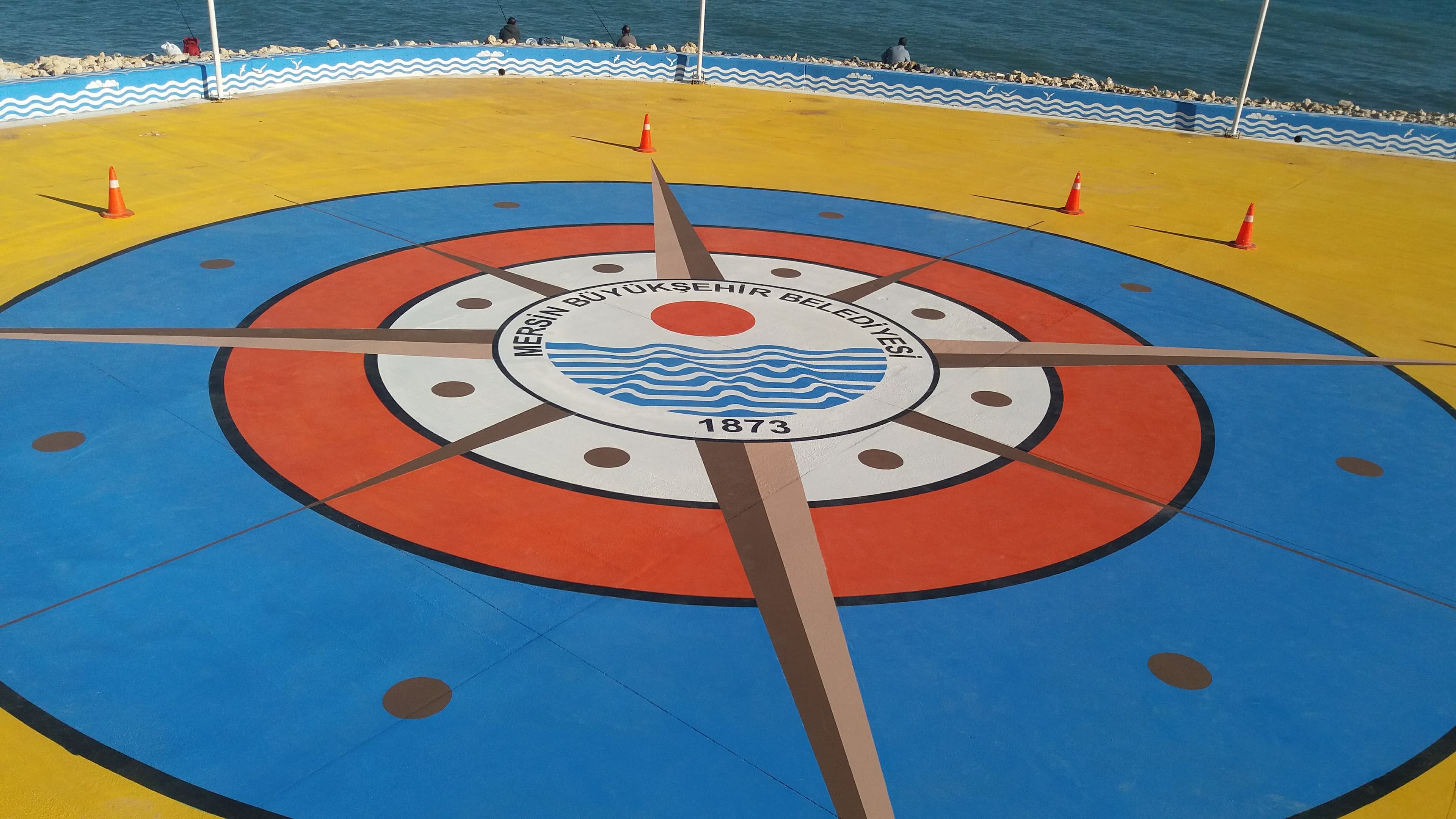 Kurumsal Kimliği Yansıtan Estetik Zemin Uygulamaları - Belediye, Park ve Özel Alanlarda, kurumsal logo ve özel tasarımlarla zemini sanata dönüştürüyoruz. | Akyüz Trafik Profesyonel Yol Çizgi Hizmetleri